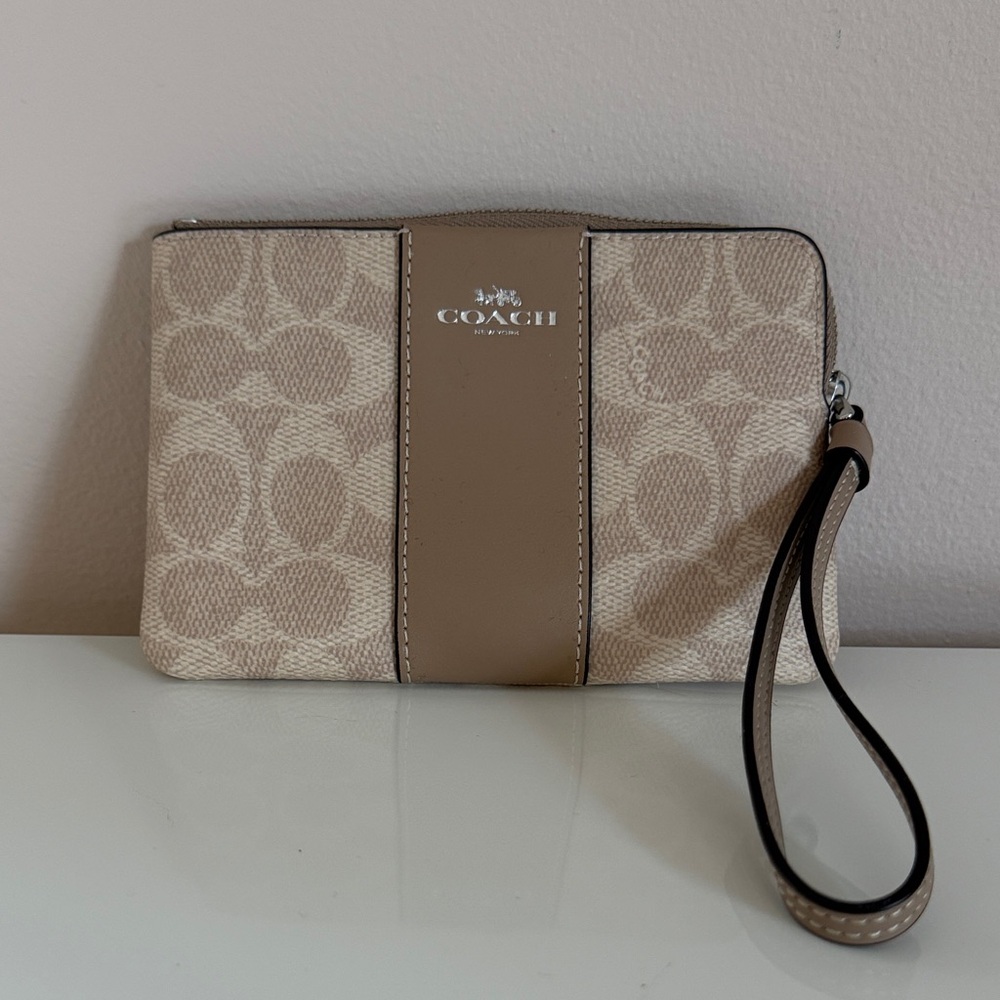 NWT Coach Small Corner Zip Wristlet